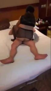 简介有，3p巨乳巨臀肥熟阿姨，40多岁的阿姨穿着丝袜被两个小年轻爆操