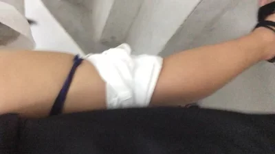 商场楼梯间后入肥臀母狗，叫出声差点被员工听到