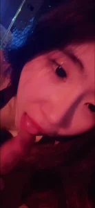 尻了一个极品骚货，一脸妩媚的吃着鸡巴